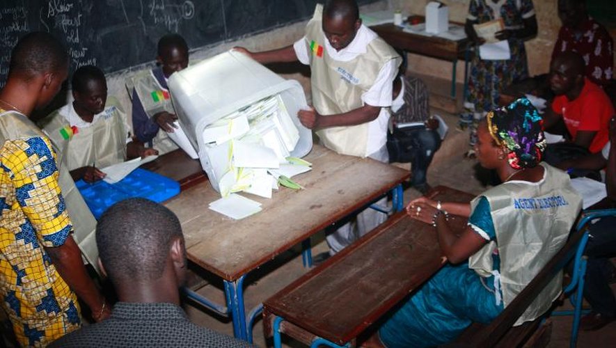 Des agents électoraux ouvrent les urnes le 28 juillet 2013 dans un bureau de vote à Bamako