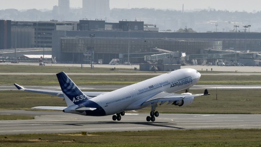 Un Airbus A330 décolle de l'aéroport de Blagnac près de Toulouse, le 29 septembre 2014