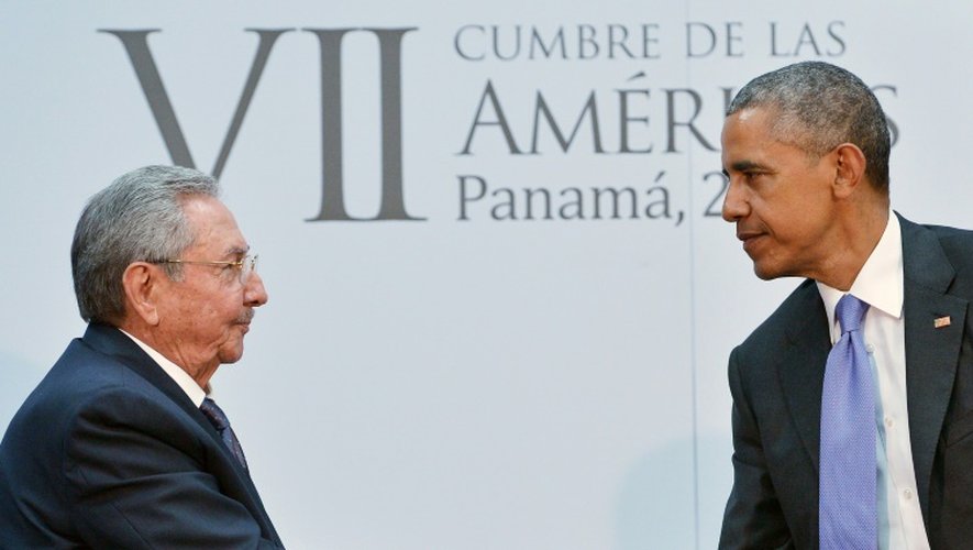 Le président américain Barack Obama (d) et le président cubain Raul Castro le 11 avril 2015 à Panama