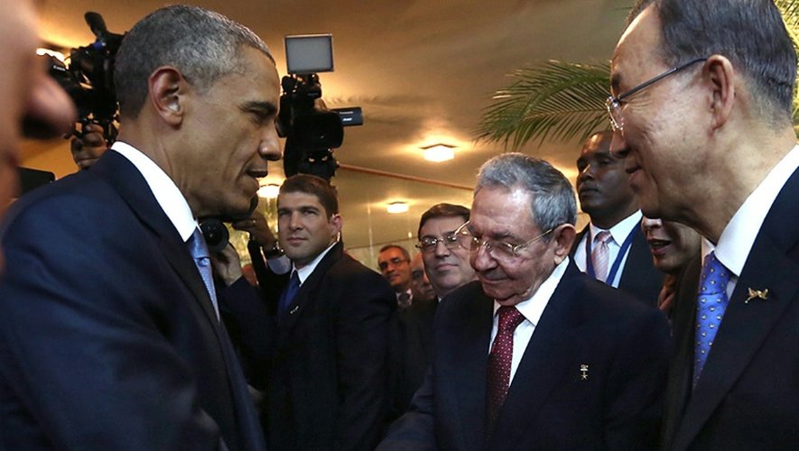 Les présidents américain Barack Obama et cubain Raul Castro lors du sommet des Amériques le 11 avril 2015 à Panama