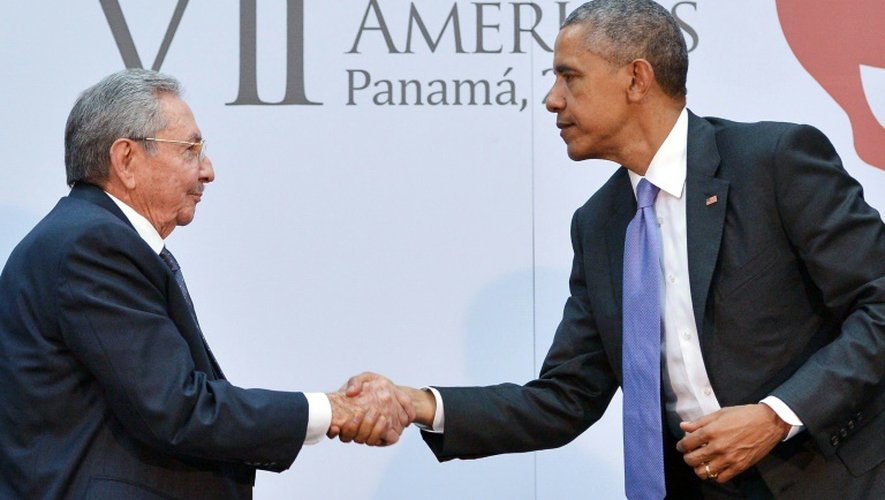 Les présidents cubain Raul Castro et américain Barack Obama lors du sommet des Amériques le 11 avril 2015 à Panama