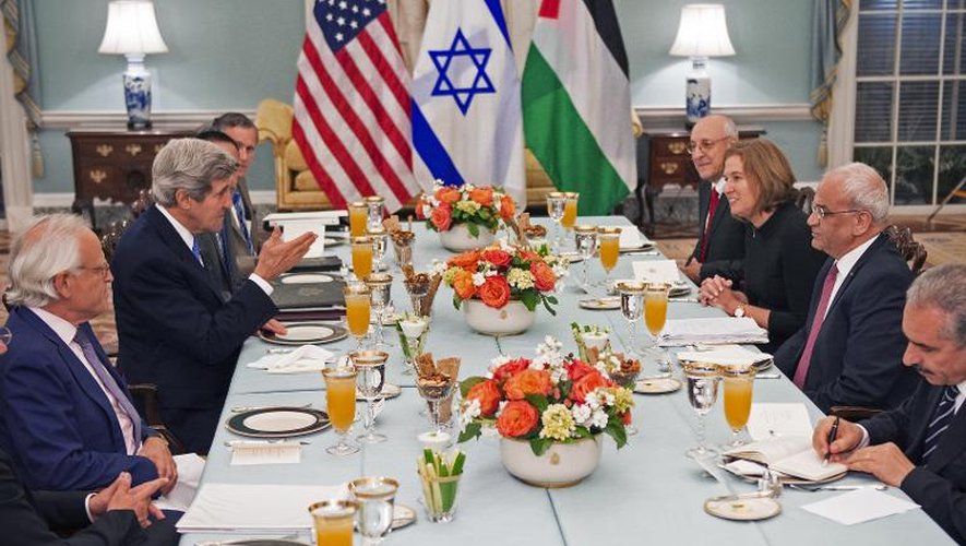 John Kerry face à  Tzipi Livni et Saëb Erakat le 29 juillet 2013 à Washington