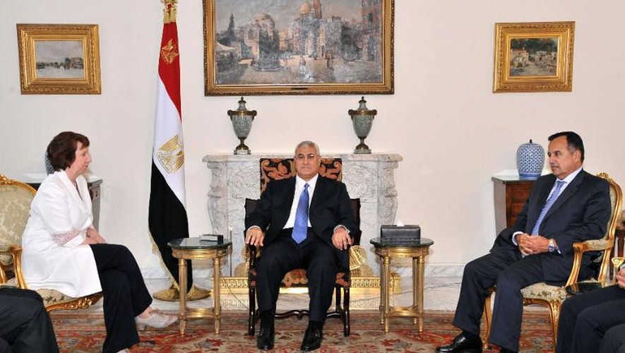 Catherine Ashton lors d'une rencontre avec le président égyptien par interim Adly Mansour et le ministre des Affaires étrangères Nabil Fahmy le 29 juillet 2013 au Caire