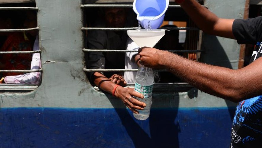 Un vendeur de boissons le long du train New Delhi-Calcutta le 7 mai 2014