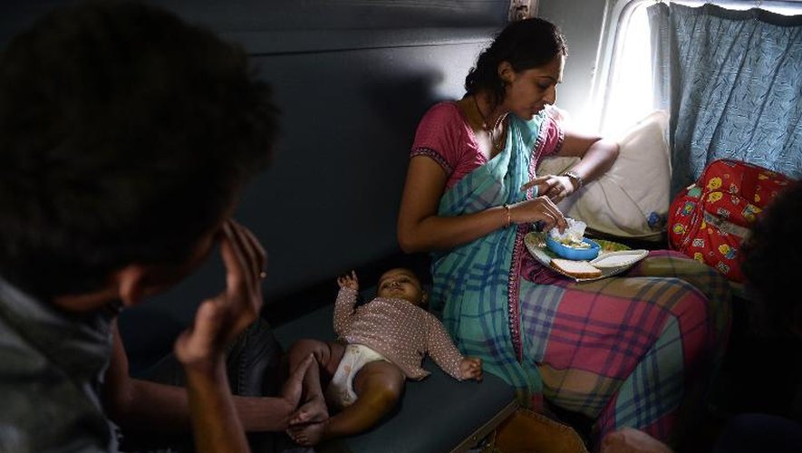 Un couple et son bébé dans le compartiment climatisé du train New Delhi-Calcutta, à bord duquel un reporter de l'AFP a interrogé des Indiens sur leurs attentes et leurs espoirs vis-à-vis du prochain gouvernement