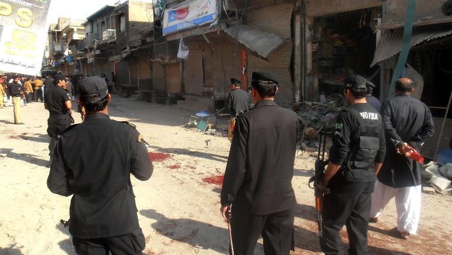 Des poliicers pakistanais après une attaque à la bombe le 25 novembre 2012 à Dera Ismaïl Khan