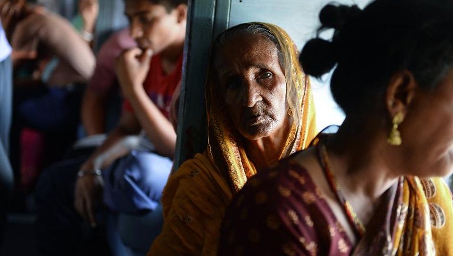Une vieille femme circulant à bord du train new Delhi-Calcutta, le 7 mai 2014