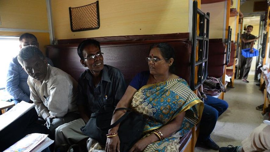 "Tout est devenu hors de prix" dit Rekha Das, 53 ans (d), mère de famille indienne dans le train new Delhi-Calcutta, où elle circule le 7 mai 2014 avec son mari Sameer Das (61 ans) à ses côtés