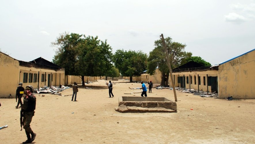 Des policiers sur le site de l'école de Chibok où 219 lycéennes ont été enlevées par Boko Haram, le 21 avril 2014 au Nigeria