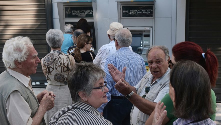 File d'attente devant un distributeur de billets le 30 juin 2015 à Athènes