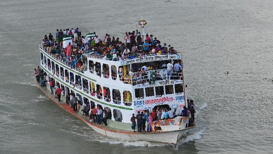 Un ferry sur un fleuve près de Dacca, au Bangladesh