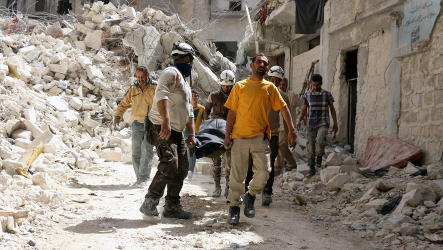 Destructions après une frappe aérienne de l'armée syrienne à Alep, le 17 mai 2016