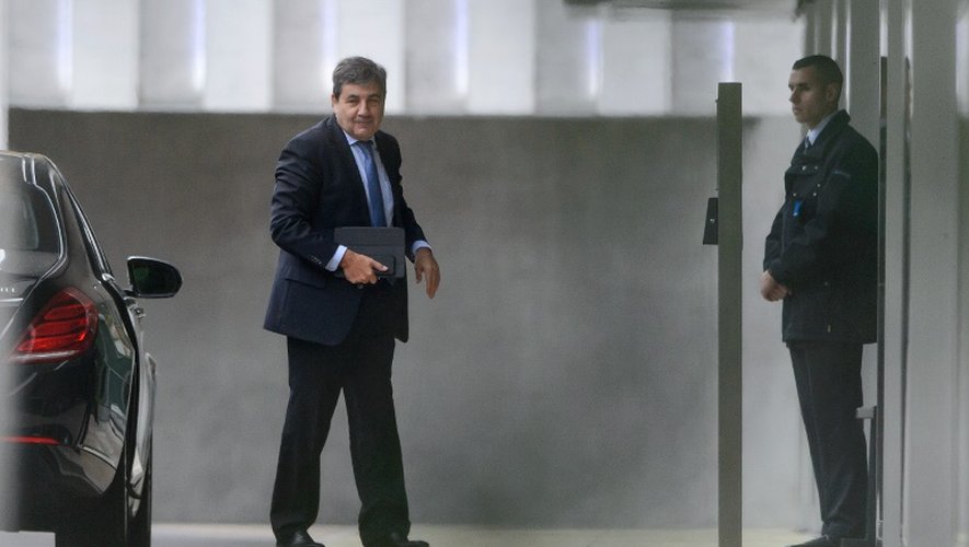 Le Portugais Fernando Gomes (g), membre exécutif de l'UEFA, à son arrivée au siège de l'instance à Nyon en Suisse, le 15 octobre 2015