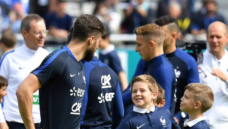 L'attaquant français Olivier Giroud lors d'une séance d'entraînement avec des enfants, le 18 mai 2016 à Biarritz