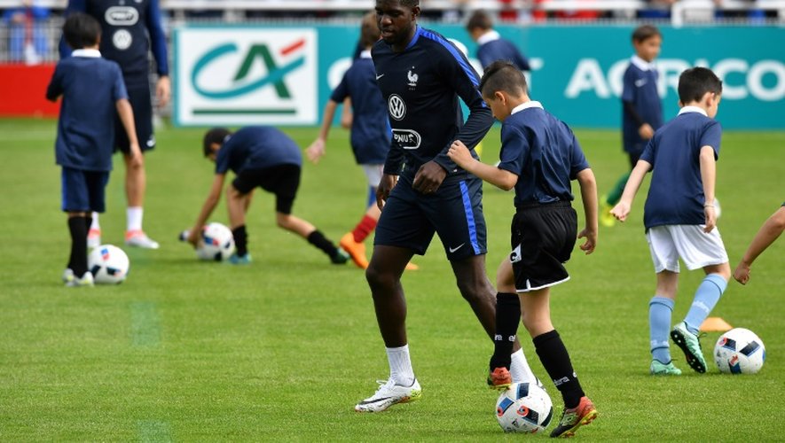 Le défenseur Samuel Umtiti joue avec des enfants, le 18 mai 2016 au stade Aguilera de Biarritz