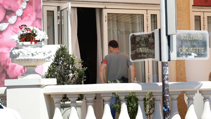 Un police inspecte l'extérieur de l'hôtel Carlton de Cannes, le 28 juillet 2013, après un vol de bijoux