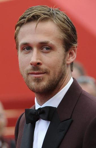 Le 22 mai 2011, l'acteur canadien Ryan Gosling avait tenté la veste de smoking bordeaux à Cannes