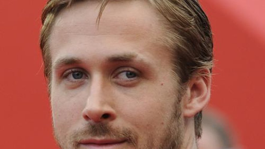 Le 22 mai 2011, l'acteur canadien Ryan Gosling avait tenté la veste de smoking bordeaux à Cannes