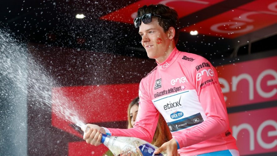 Le Luxembourgois Bob Jungels (Etixx) célèbre son maillot rose du leader du 99e Giro d'Italia, le 18 mai 2016 à Asolo