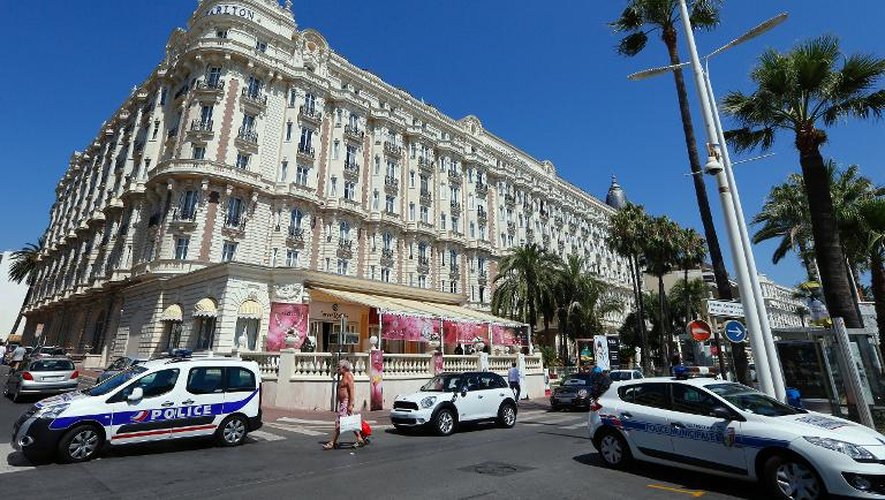 Des voitures de police sont garées devant l'hôtel Carlton de Cannes, le 28 juillet 2013, après un vol de bijoux