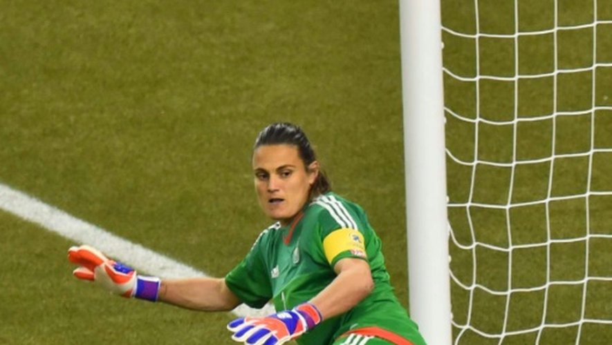 La gardiennne allemande Nadine Angerer arrête un but lors de la demi-finale de la Coupe du monde féminine contre les Etats-Unis, le 30 juin 2015 à Montréal
