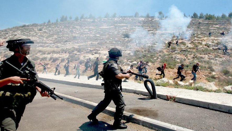 Affrontements entre des soldats israéliens et des Palestiniens célébrant le 66e anniversaire de la "Nakba", l'exode des réfugiés au moment de la création d'Israël en 1948, le 15 mai 2014 à Walajah, dans la bande de Gaza