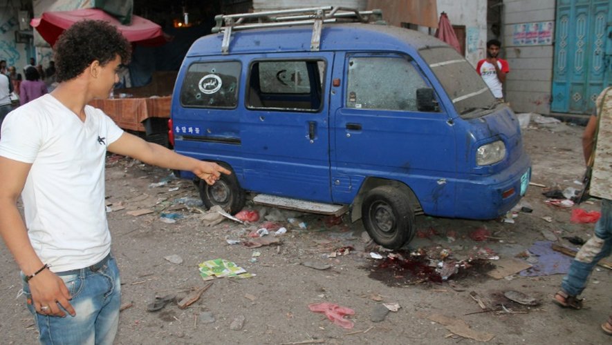 Un véhicule touché par des tirs rebelles le 1er juillet 2015 à Aden