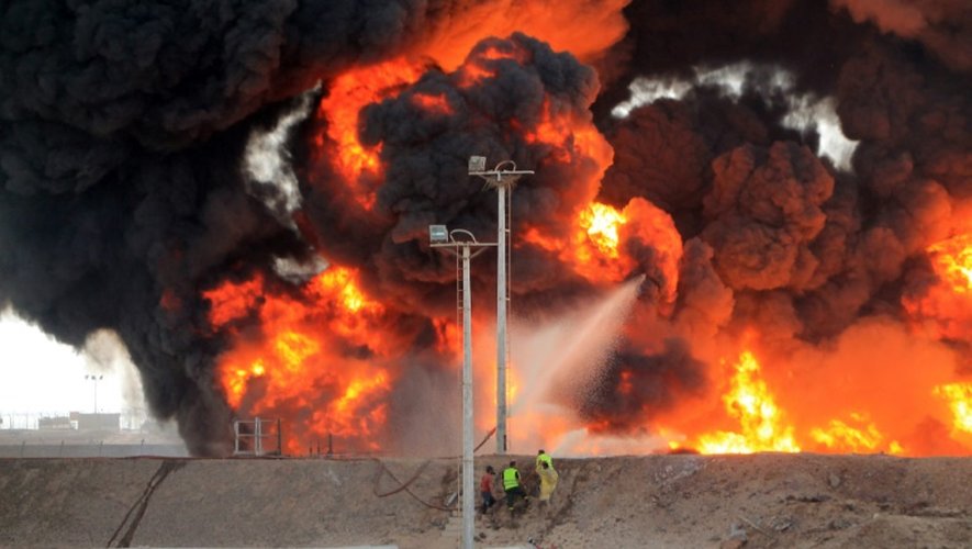 Une raffinerie en flammes après avoir été bombardée par des rebelles chiites le 27 juin 2015 à Aden
