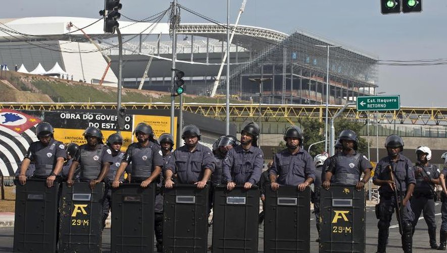 Les forces de l'ordre mobilisées aux abords du stade Itaquerao à Sao Paulo, au Brésil, le 15 mai 2014