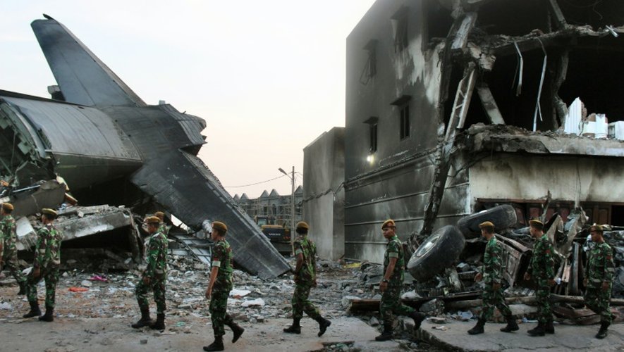 Les secours le 1er juillet 2015 à Medan (Indonésie) où un avion militaire s'est écrasé