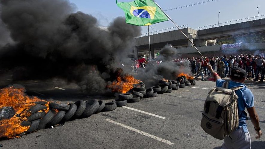 Quelque 5.000 membres du Mouvement des travailleurs sans toit (MTST) manifestent aux abords du stade Itaquerao à Sao Paulo, au Brésil, le 15 mai 2014