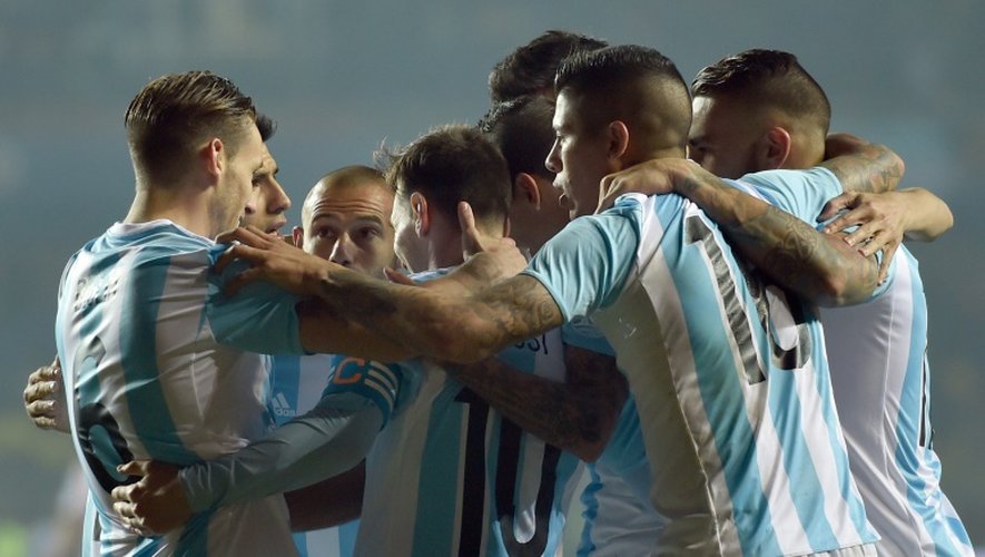 Joie des Argentins après leur victoire sur le Paraguay  en demi-finale de la Copa America le 30 juin 2015 à Concepcion