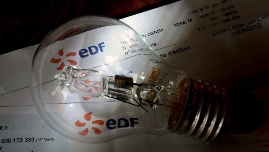 Une ampoule posée sur une facture EDF