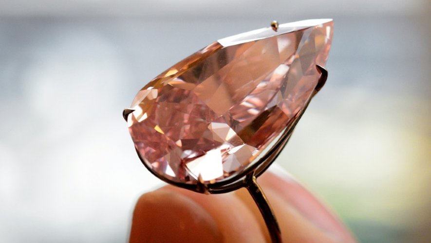 Le diamant rose vif "Unique Pink" lors de sa présentation à la presse à Genève, le 9 mai 2016
