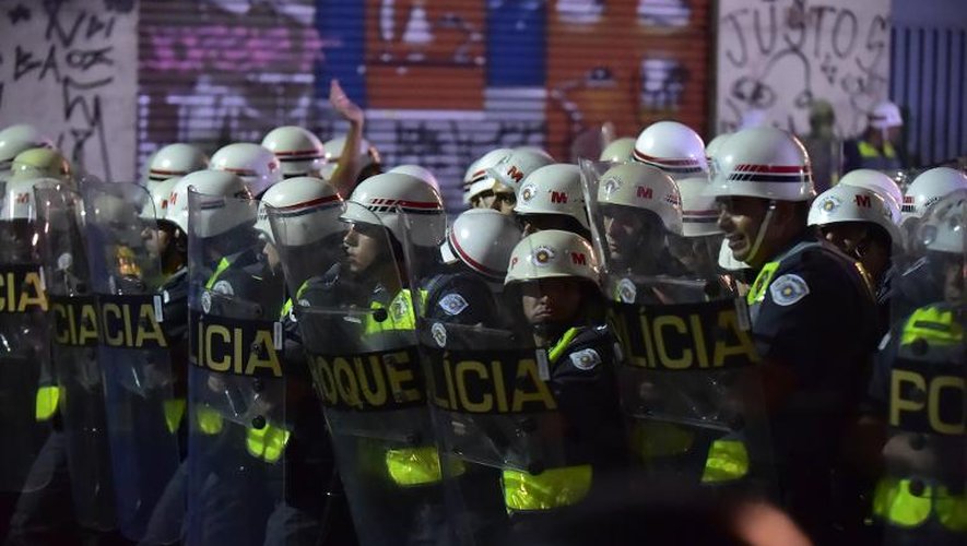 Les forces de l'ordre déployées le 15 mai 2014 à Sao Paulo lors de manifestations contre la tenue du Mondial