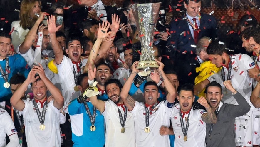 Les joueurs de Séville célèbrent leur 3e Europa League de rang, le 18 mai 2016 à Bâle après avoir battu Liverpool en finale
