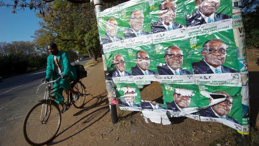 Des affiches montrant le président sortant Robert Mugabe, le 30 juillet 2013 à Harare