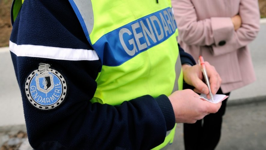 Un gendarme donne une contravention pour excès de vitesse le 26 octobre 2012, près de Fresnes-les-Montauban, au nord de la France