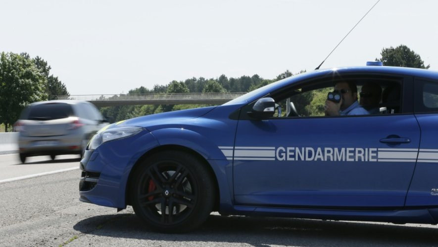 Un gendarme surveille au radar la vitesse des véhicules le 6 juillet 2013 à Beaune, en Bourgogne