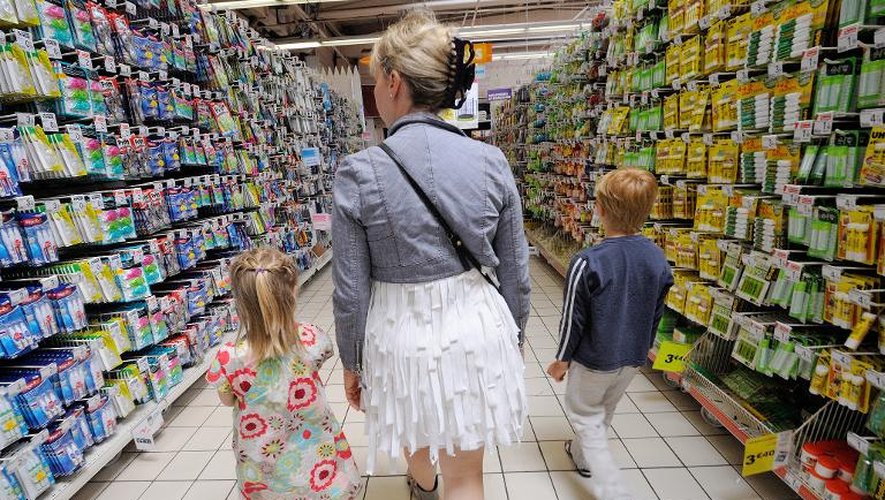 Une famille dans un supermarché d'Englos, près de Lille, le 9 juillet 2013