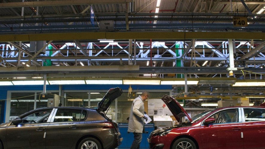 Des Peugeot 308 sur une ligne d'assemblage de l'usine PSA de Sochaux, dans le Doubs, le 6 mars 2014