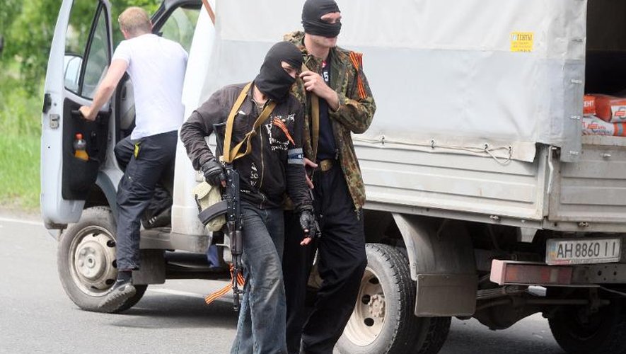 Des insurgés armés pro-russes le 15 mai 2014 entre Donetsk et Marioupol