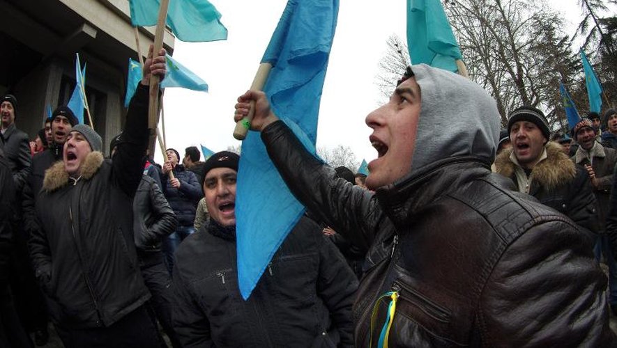 Manifestation pro-ukrainienne de Tatars de Crimée devant le Parlement à Simféropol, le 26 février 2014