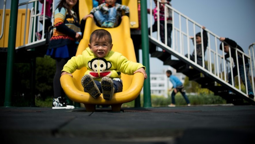 Des enfants jouent, le 17 avril 2015, dans la cour d'une école de Rudong, ville d'un million d'habitants dont un cinquième de la population a déjà plus de 65 ans, dans la province de Jiangsu