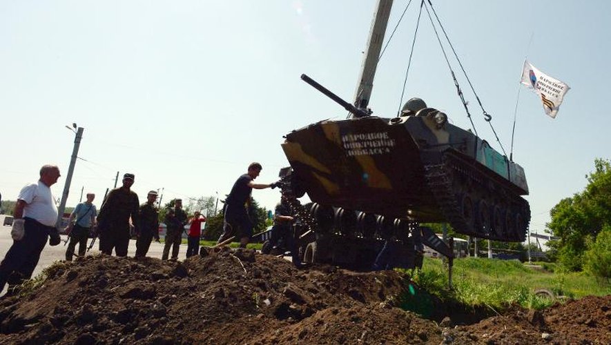 Des insurgés pro-russes déplacent un blindé pour renforcer un barrage routier dans le village de Semyonovka, près de Slaviansk, le 16 mai 23014