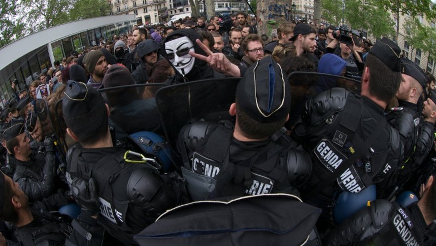 Policiers et manifestants face à face le 18 mai 2016 à Paris