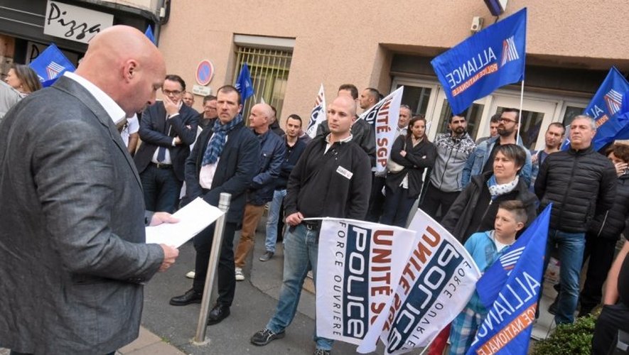 Un rassemblement contre la «haine anti-flics» était organisé, mercredi à midi, devant le commissariat de police de Rodez.
