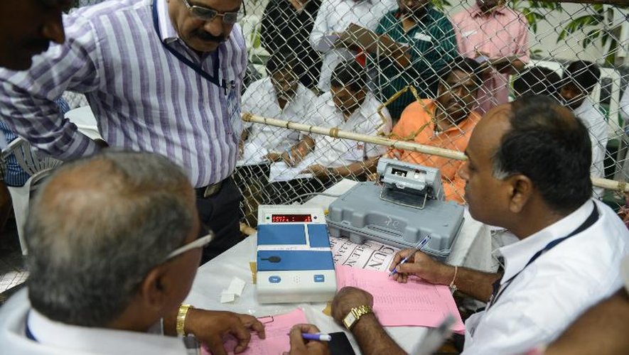 Des Indiens enregistrent les votes à un centre électoral à Hyderabad le 16 mai 2014