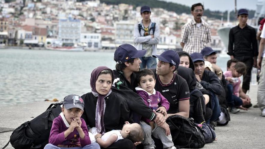 Des familles de migrants dans le port de Mytilène, sur l'île grecque de Lesbos, le 18 juin 2015