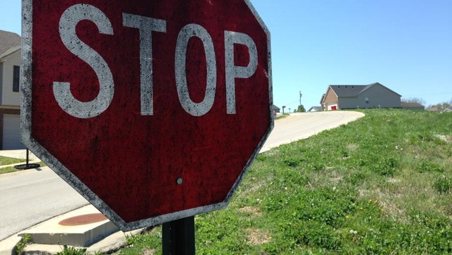 La moisissure noire recouvre même les panneaux de stop, près d'une usine d'embouteillage de whisky à Frankfort dans le Kentucky, le 23 avril 2014